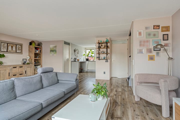 Spacious Family Home with Waterfront Garden in Weidevenne — 31