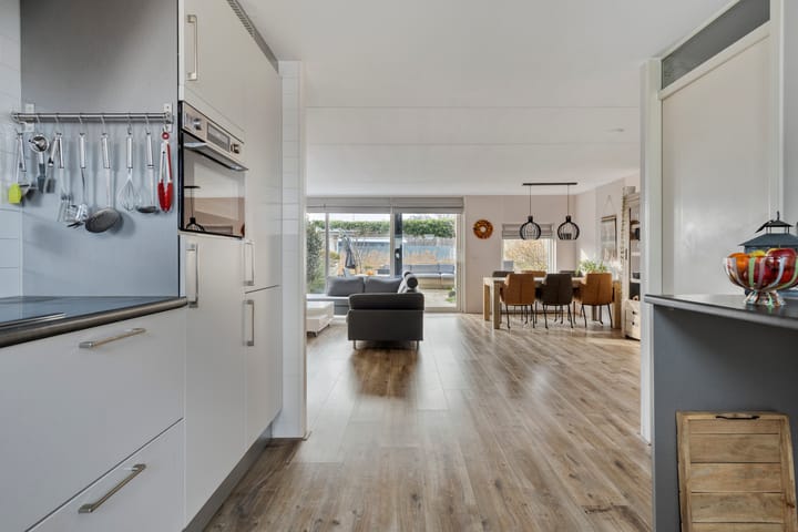 Spacious Family Home with Waterfront Garden in Weidevenne — 35