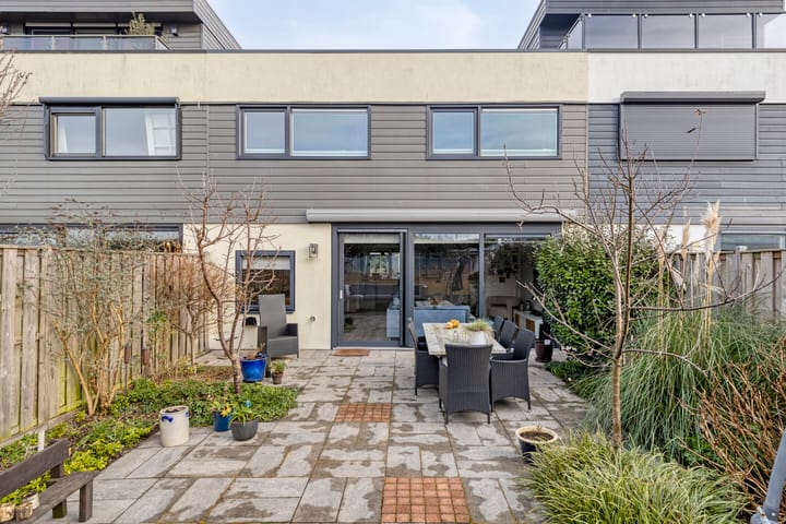 Spacious Family Home with Waterfront Garden in Weidevenne — 41