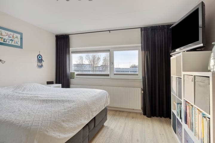 Spacious Family Home with Waterfront Garden in Weidevenne — 47