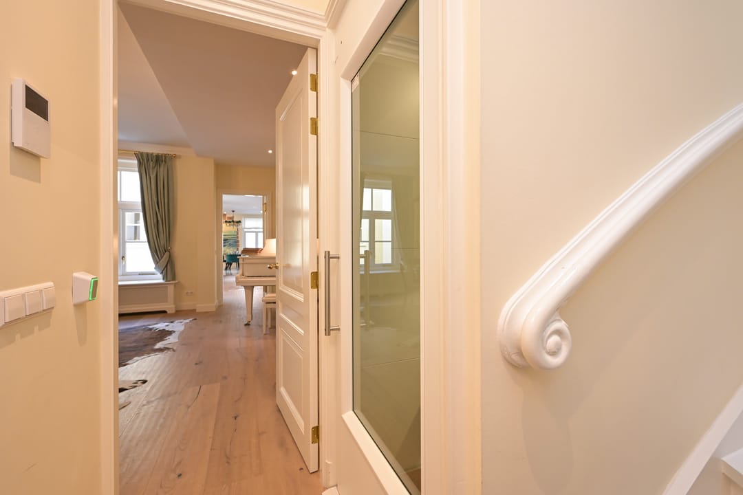 Photo 8 of Lange Voorhout 100