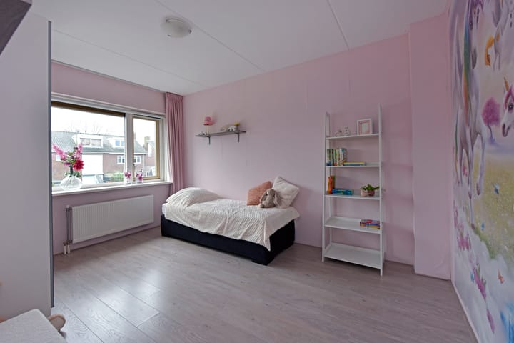 Spacious semi-detached home with garage in quiet Zevenhoven — 34