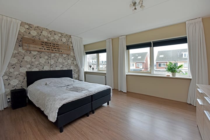 Spacious semi-detached home with garage in quiet Zevenhoven — 26