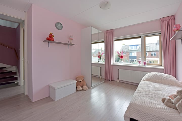 Spacious semi-detached home with garage in quiet Zevenhoven — 36