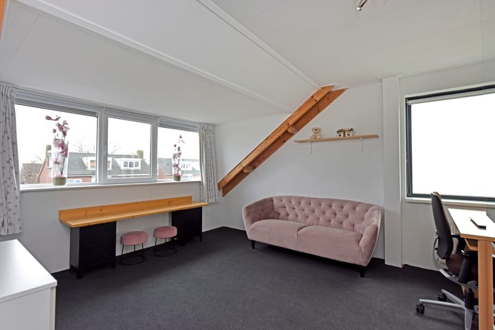 Spacious semi-detached home with garage in quiet Zevenhoven — 42