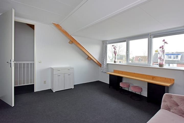 Spacious semi-detached home with garage in quiet Zevenhoven — 44