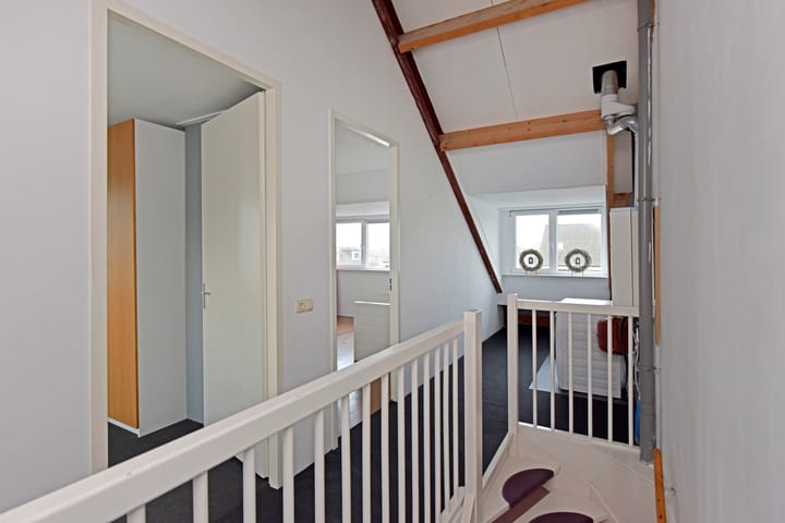 Spacious semi-detached home with garage in quiet Zevenhoven — 46