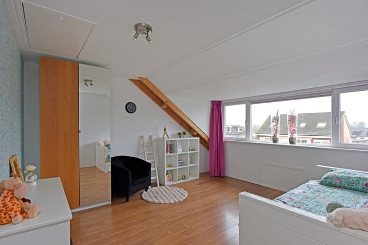 Spacious semi-detached home with garage in quiet Zevenhoven — 48