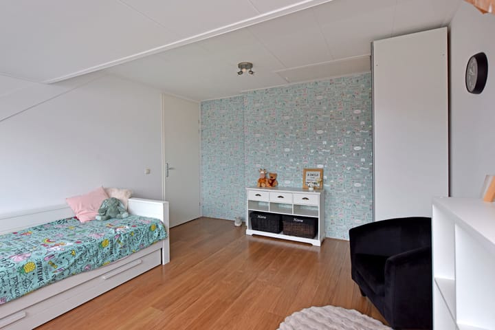 Spacious semi-detached home with garage in quiet Zevenhoven — 50