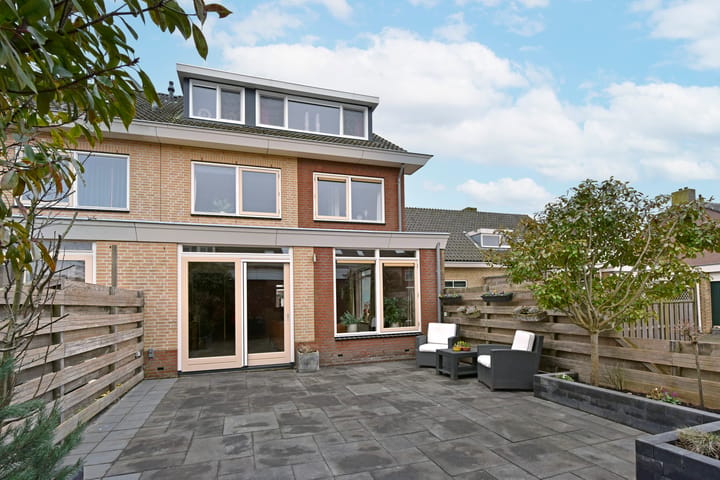 Spacious semi-detached home with garage in quiet Zevenhoven — 52