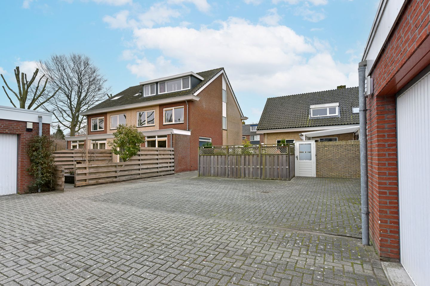 Spacious semi-detached home with garage in quiet Zevenhoven — 57