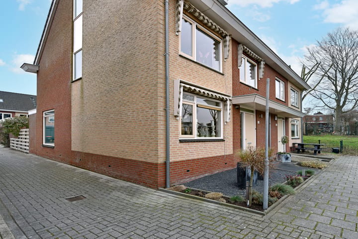 Spacious semi-detached home with garage in quiet Zevenhoven — 60