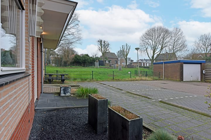 Spacious semi-detached home with garage in quiet Zevenhoven — 62