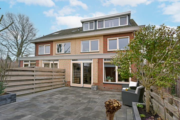 Spacious semi-detached home with garage in quiet Zevenhoven — 64
