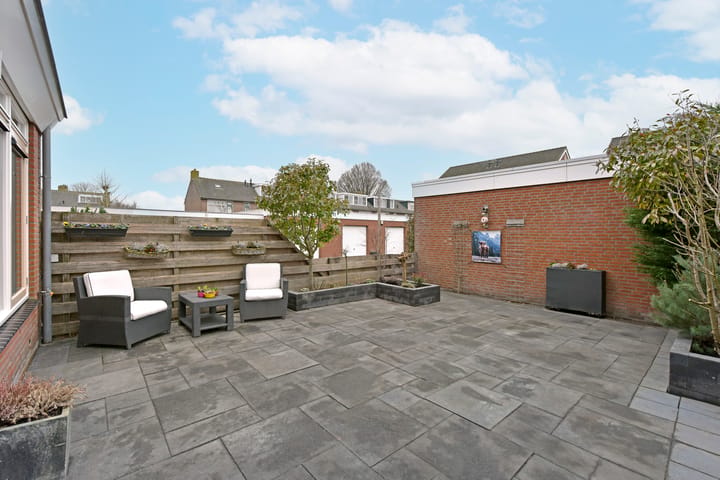 Spacious semi-detached home with garage in quiet Zevenhoven — 66