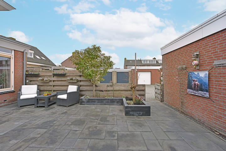 Spacious semi-detached home with garage in quiet Zevenhoven — 69