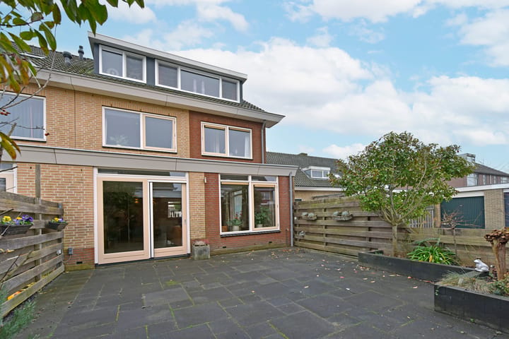 Spacious semi-detached home with garage in quiet Zevenhoven — 71