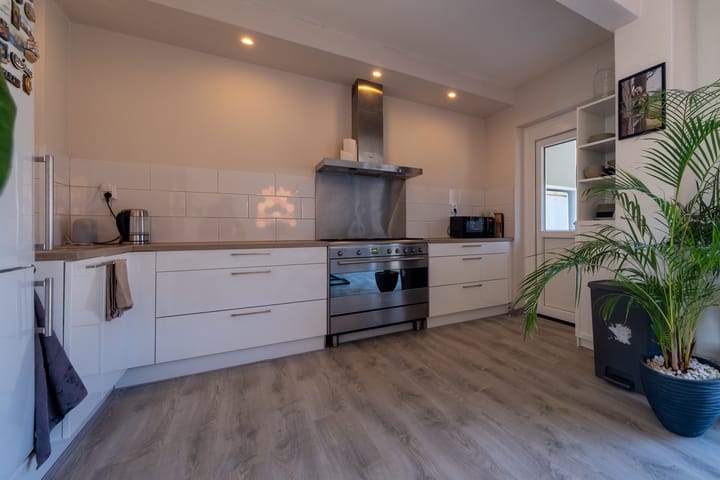 Spacious corner home with 5 bedrooms and 2 bathrooms in Roden — 19