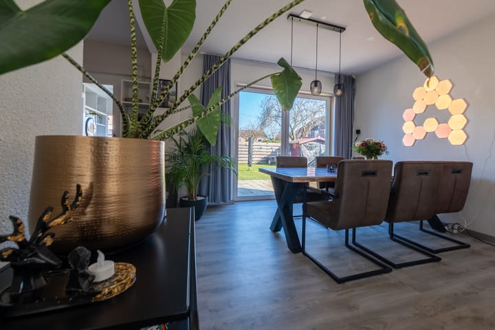 Spacious corner home with 5 bedrooms and 2 bathrooms in Roden — 25