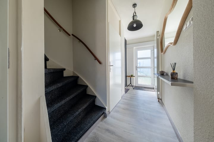 Spacious corner home with 5 bedrooms and 2 bathrooms in Roden — 31