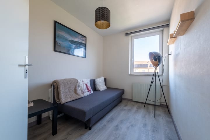 Spacious corner home with 5 bedrooms and 2 bathrooms in Roden — 39