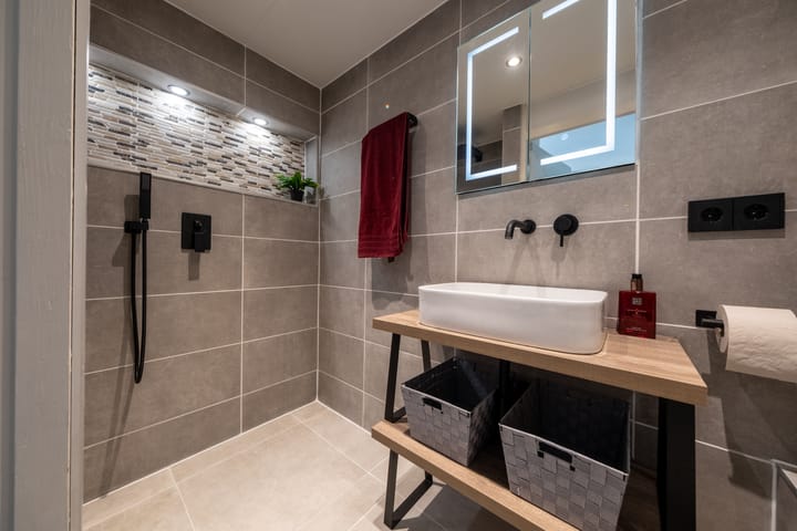 Spacious corner home with 5 bedrooms and 2 bathrooms in Roden — 43
