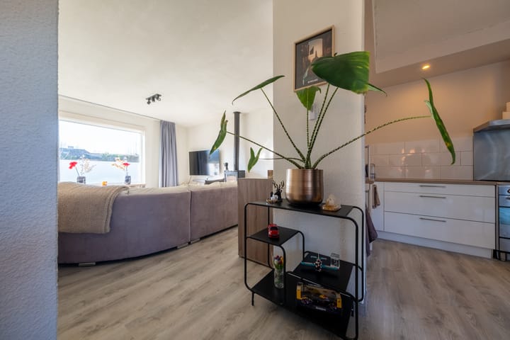 Spacious corner home with 5 bedrooms and 2 bathrooms in Roden — 13