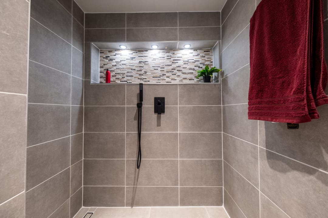 Spacious corner home with 5 bedrooms and 2 bathrooms in Roden — 46