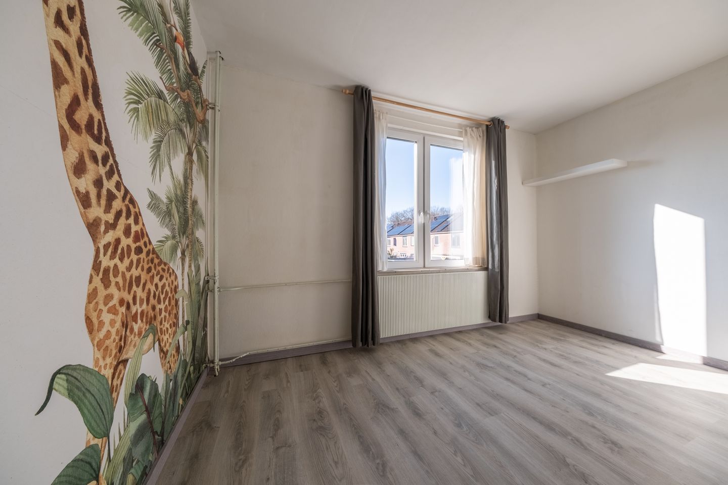 Spacious corner home with 5 bedrooms and 2 bathrooms in Roden — 50