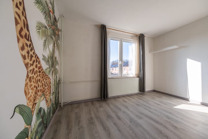 Spacious corner home with 5 bedrooms and 2 bathrooms in Roden — 49