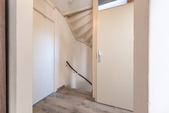 Spacious corner home with 5 bedrooms and 2 bathrooms in Roden — 62