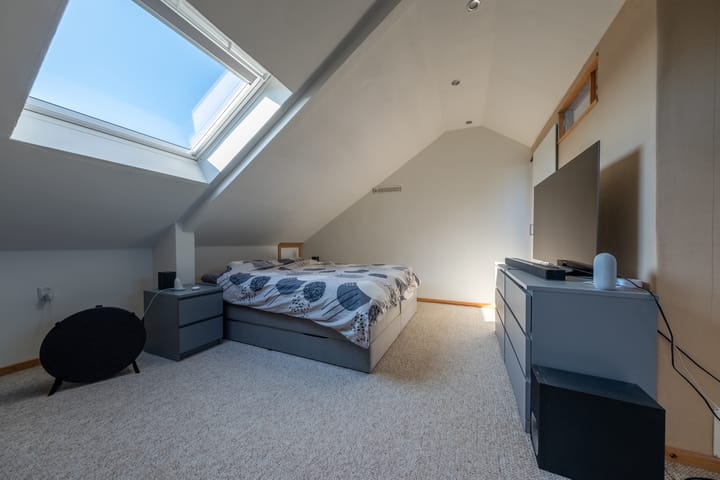 Spacious corner home with 5 bedrooms and 2 bathrooms in Roden — 64