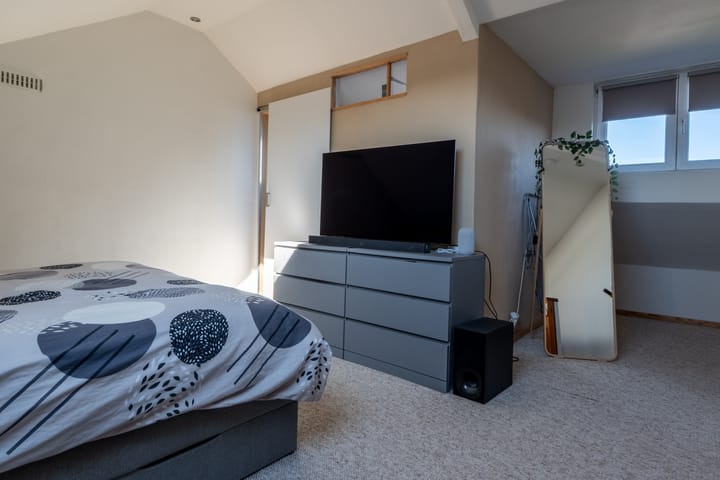 Spacious corner home with 5 bedrooms and 2 bathrooms in Roden — 66