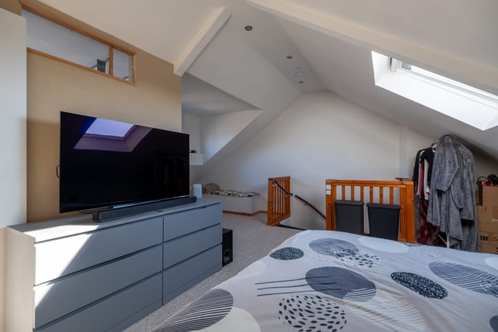 Spacious corner home with 5 bedrooms and 2 bathrooms in Roden — 68