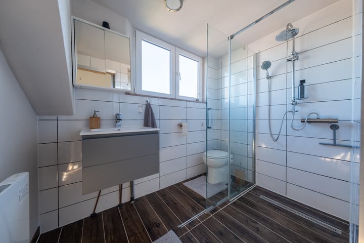 Spacious corner home with 5 bedrooms and 2 bathrooms in Roden — 70