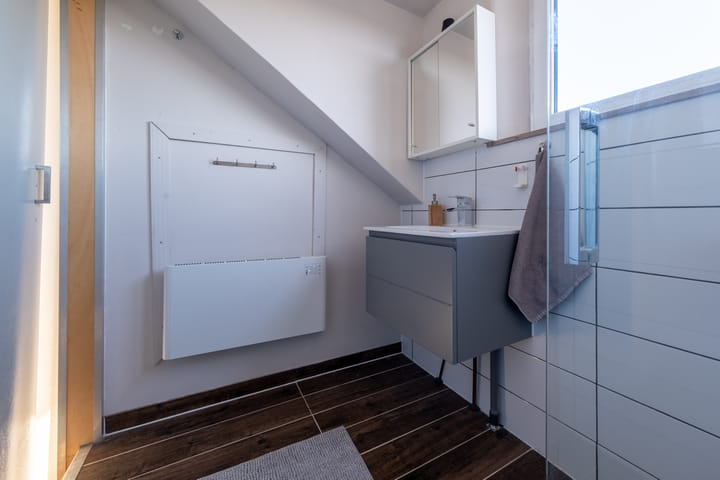 Spacious corner home with 5 bedrooms and 2 bathrooms in Roden — 72