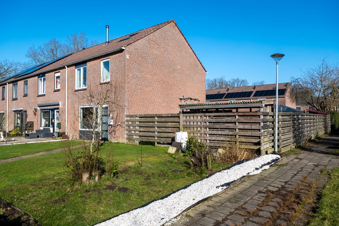 Spacious corner home with 5 bedrooms and 2 bathrooms in Roden — 74