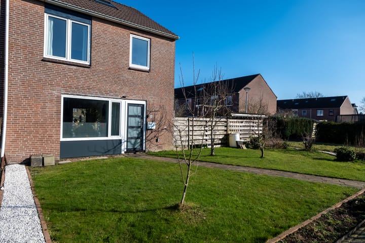 Spacious corner home with 5 bedrooms and 2 bathrooms in Roden — 75