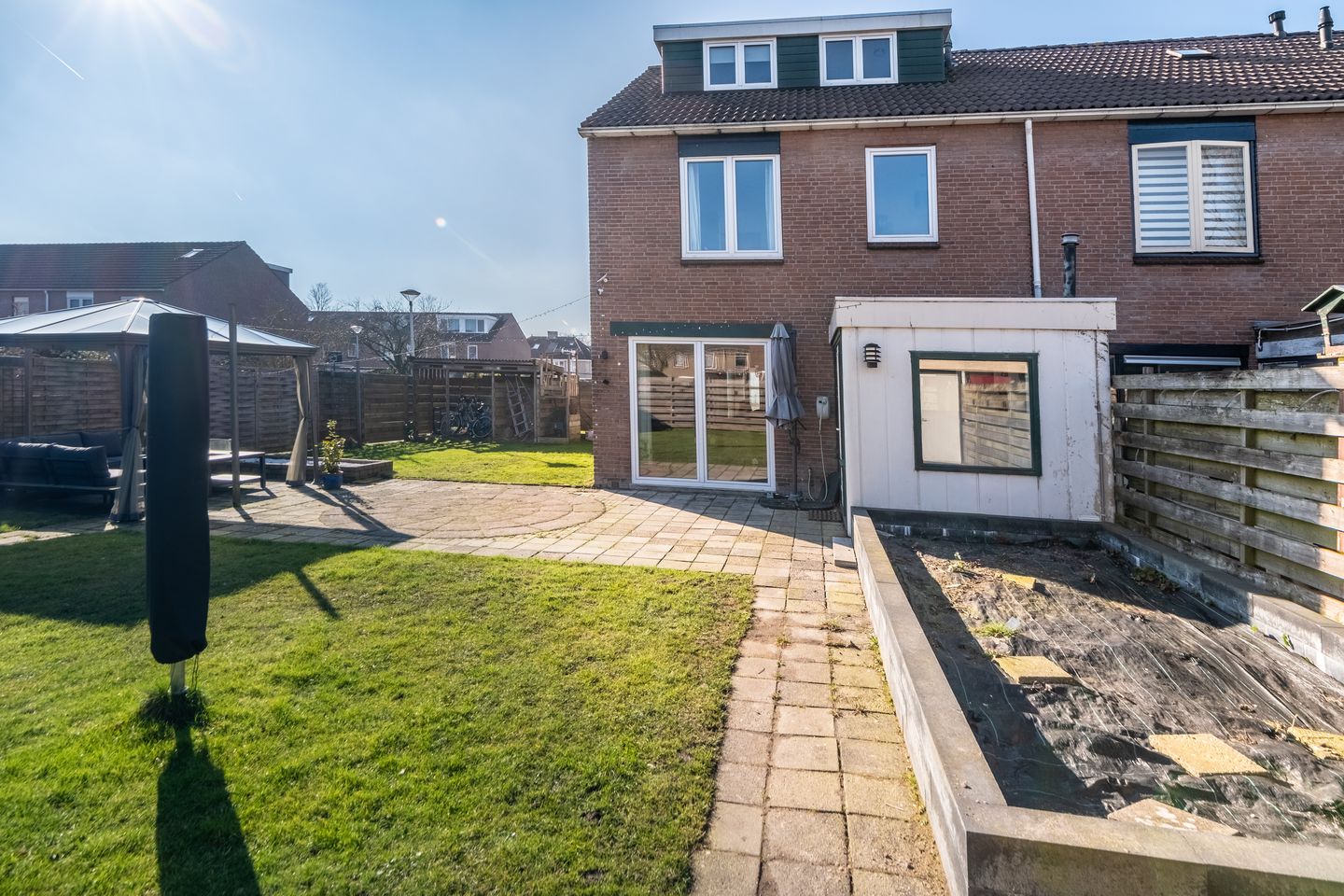 Spacious corner home with 5 bedrooms and 2 bathrooms in Roden — 78