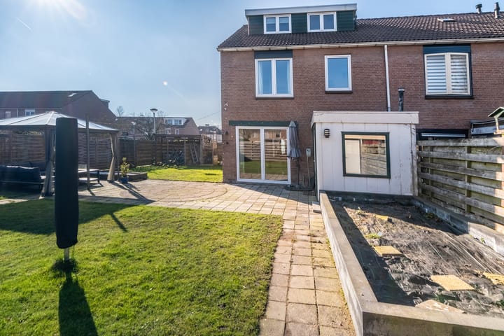 Spacious corner home with 5 bedrooms and 2 bathrooms in Roden — 77
