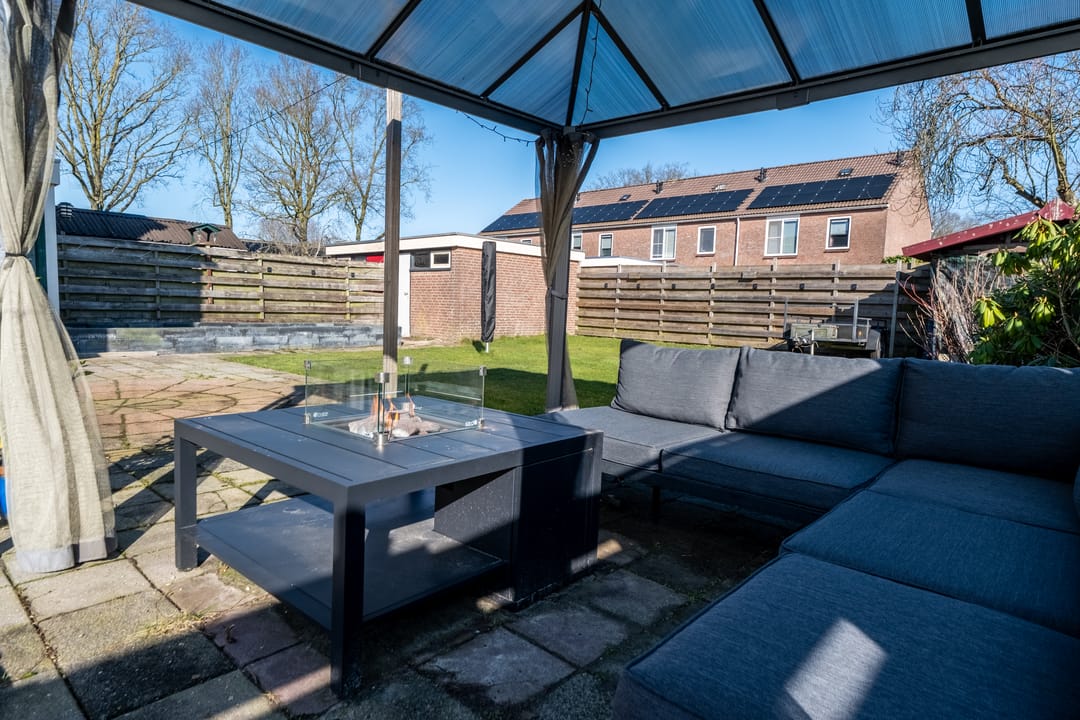 Spacious corner home with 5 bedrooms and 2 bathrooms in Roden — 80