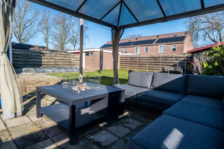 Spacious corner home with 5 bedrooms and 2 bathrooms in Roden — 79