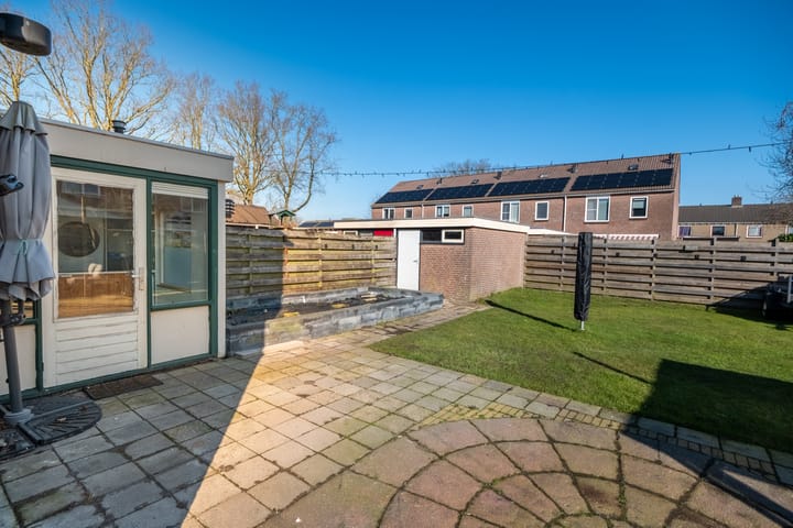 Spacious corner home with 5 bedrooms and 2 bathrooms in Roden — 83