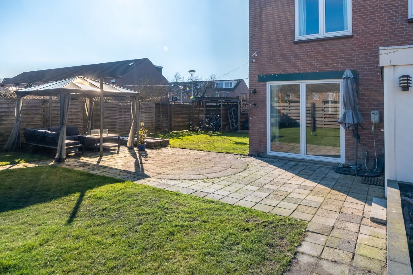 Spacious corner home with 5 bedrooms and 2 bathrooms in Roden — 86