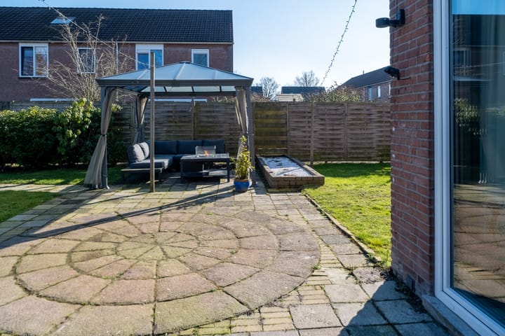Spacious corner home with 5 bedrooms and 2 bathrooms in Roden — 87