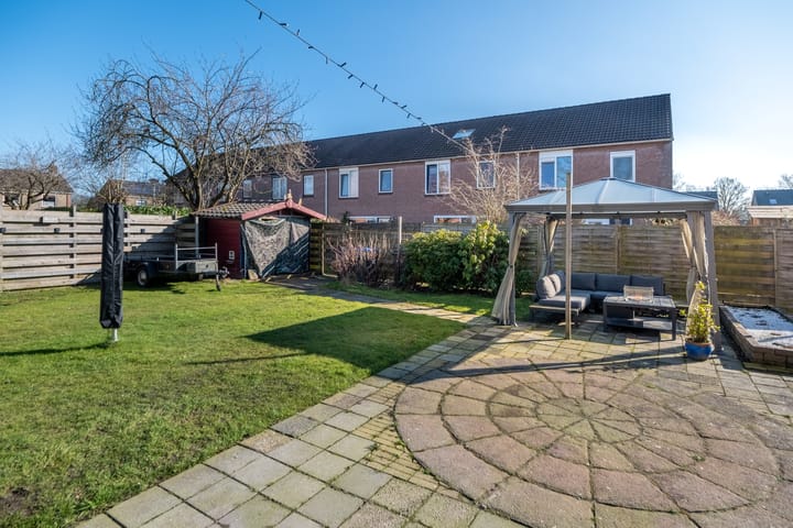 Spacious corner home with 5 bedrooms and 2 bathrooms in Roden — 89