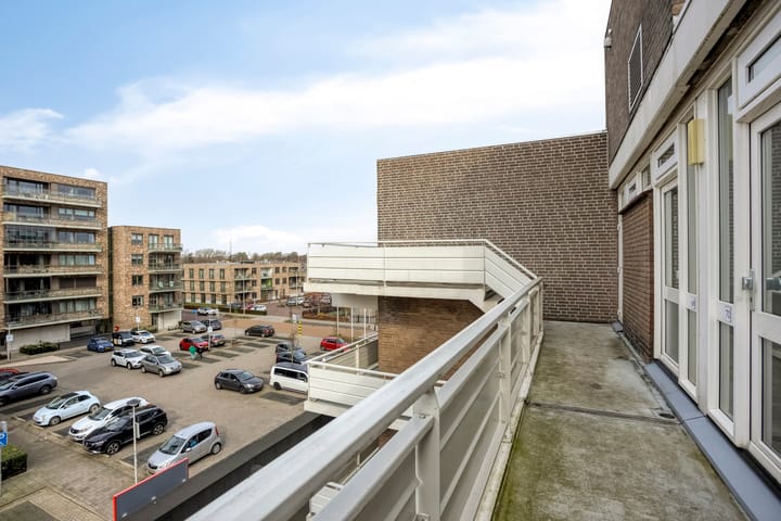 Fully Renovated Studio with Sunny Balcony in Noordwijkerhout — 16