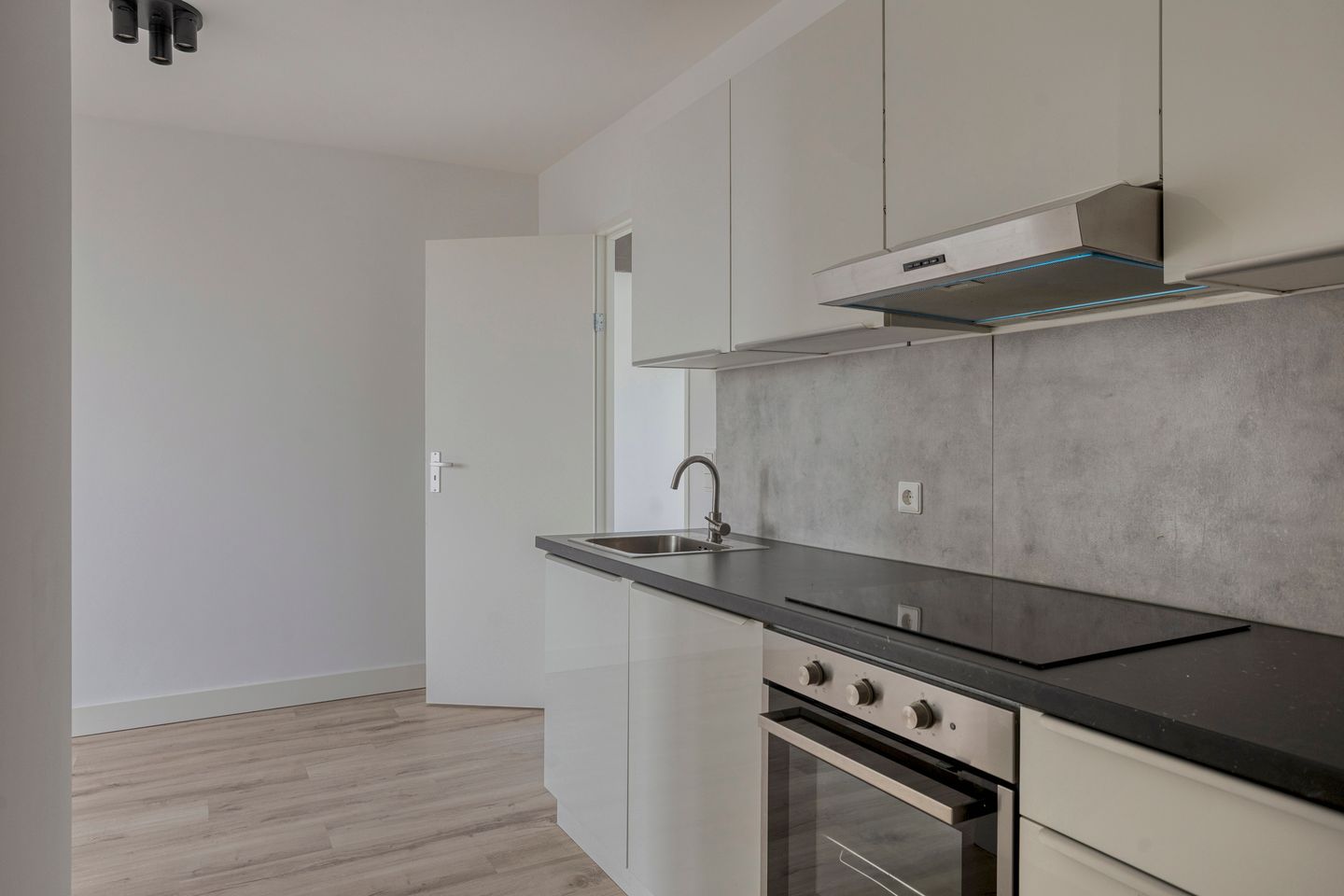 Fully Renovated Studio with Sunny Balcony in Noordwijkerhout — 27