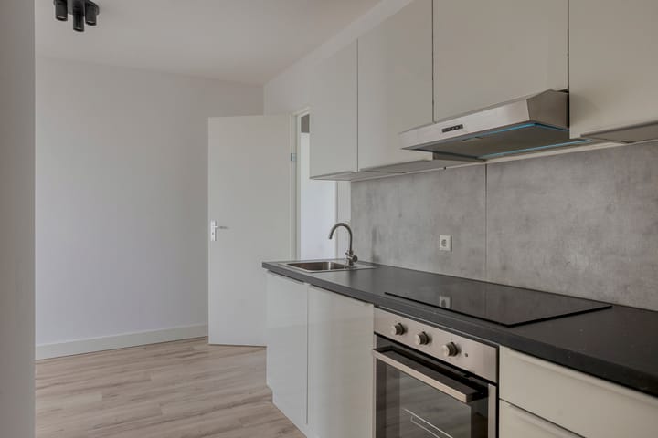 Fully Renovated Studio with Sunny Balcony in Noordwijkerhout — 26