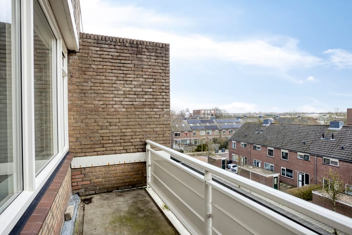 Fully Renovated Studio with Sunny Balcony in Noordwijkerhout — 34